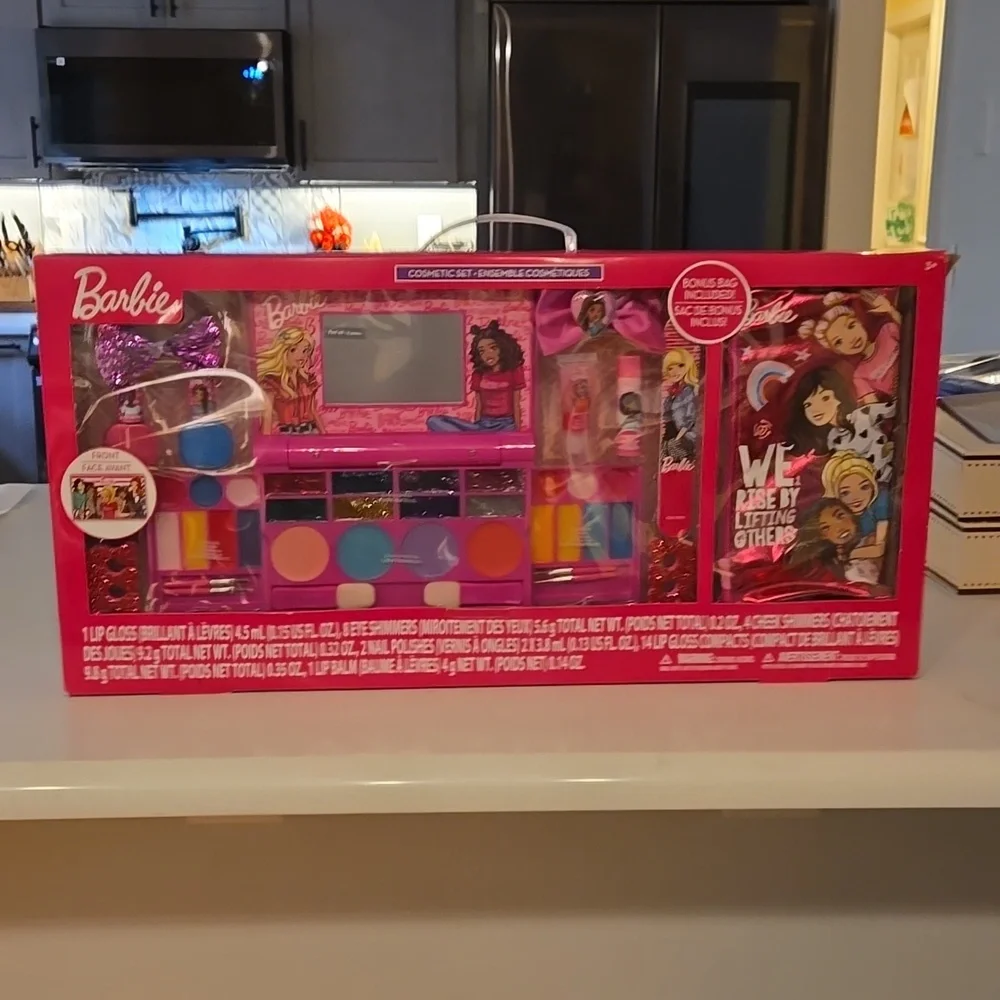 New in Box Barbie Make Up set - Picture 1 of 3